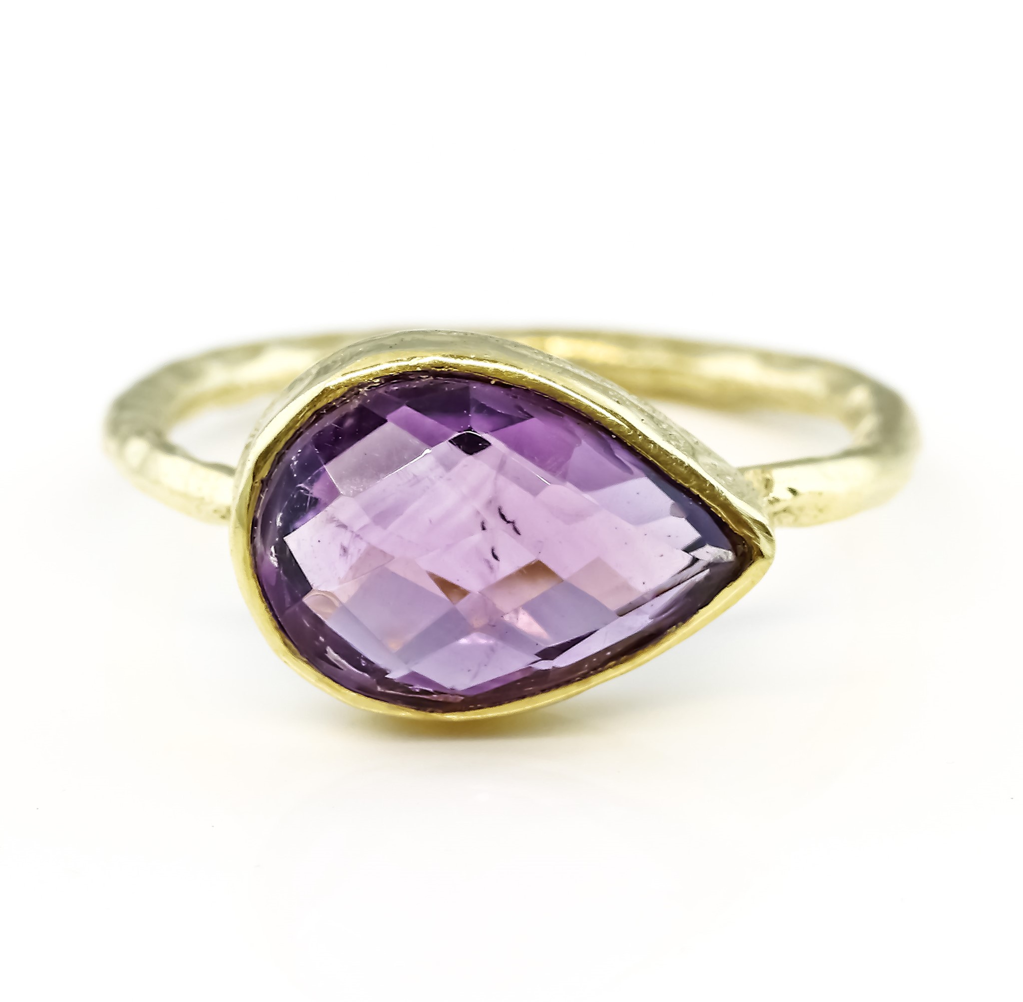 Bild von Amethyst fac. Tropfen 9x12mm Ring, gehämmert, Silber 925 vergoldet