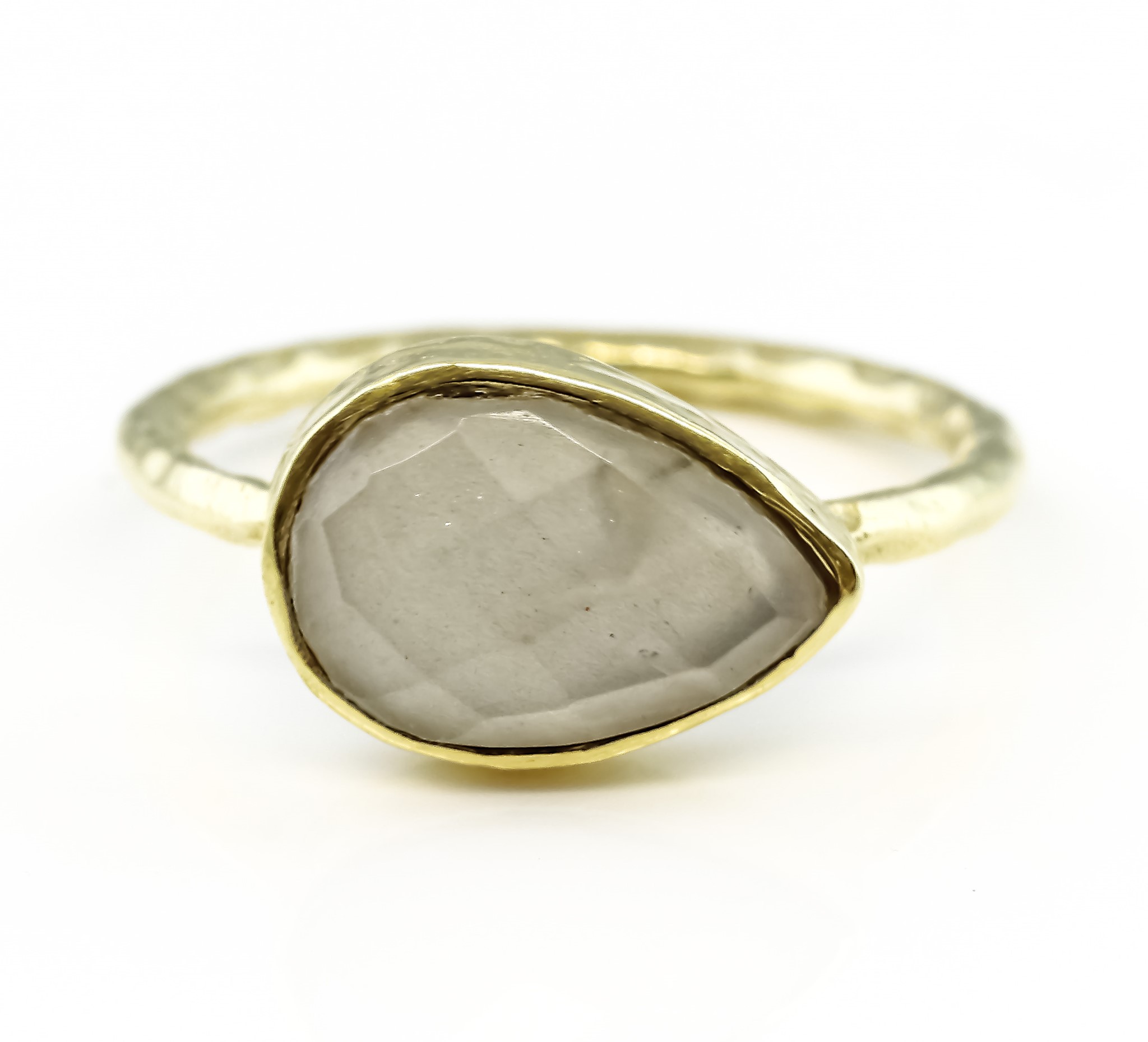 Bild von Mondstein weiss/grau fac. Tropfen 9x12mm Ring, gehämmert, Silber 925 vergoldet