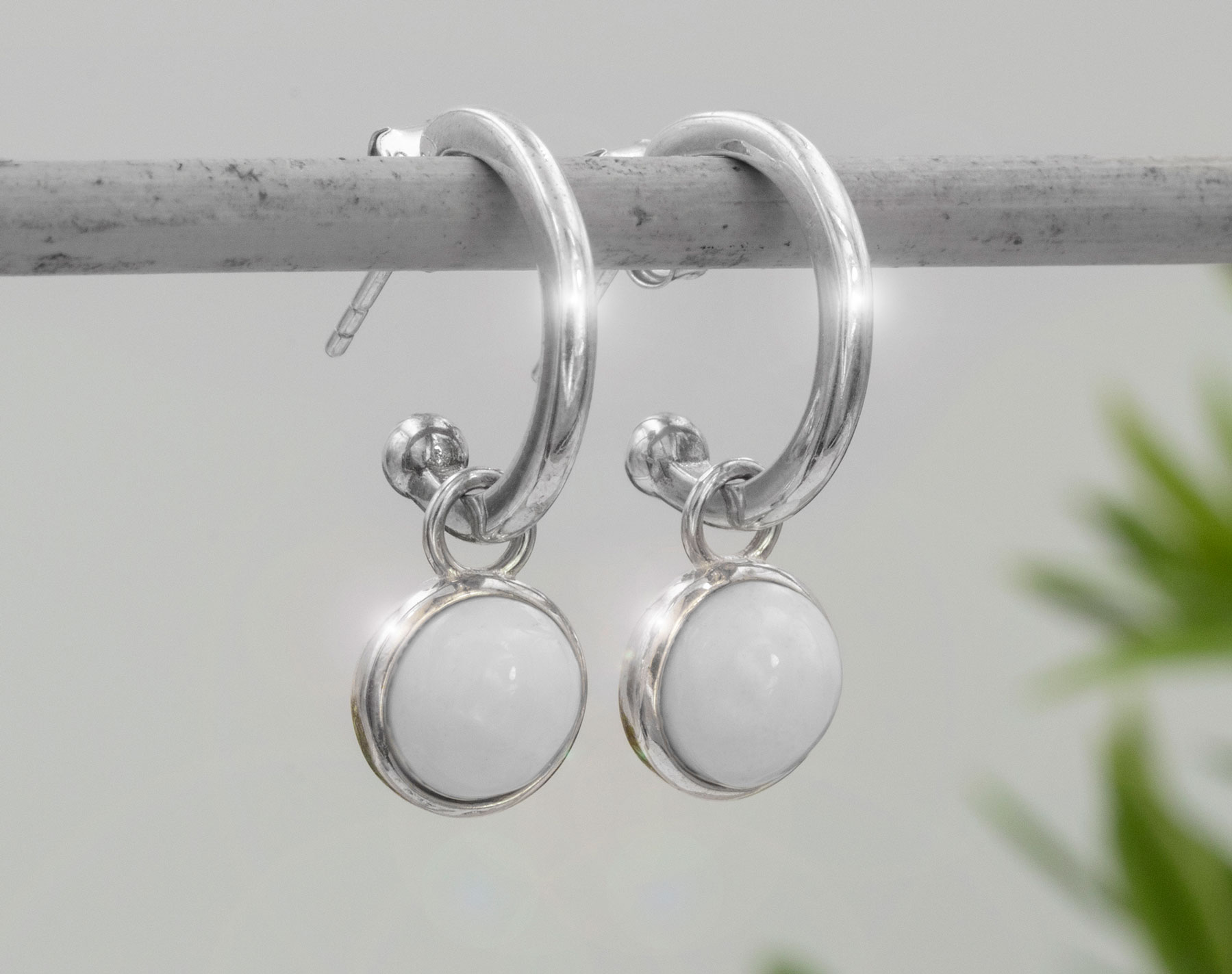 Bild von "Cabochon". Weisser Achat. Ohrcreolen. Silber 925