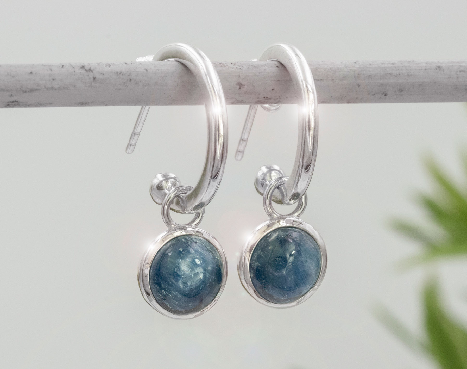 Bild von "Cabochon". Kyanit. Ohrcreolen. Silber 925