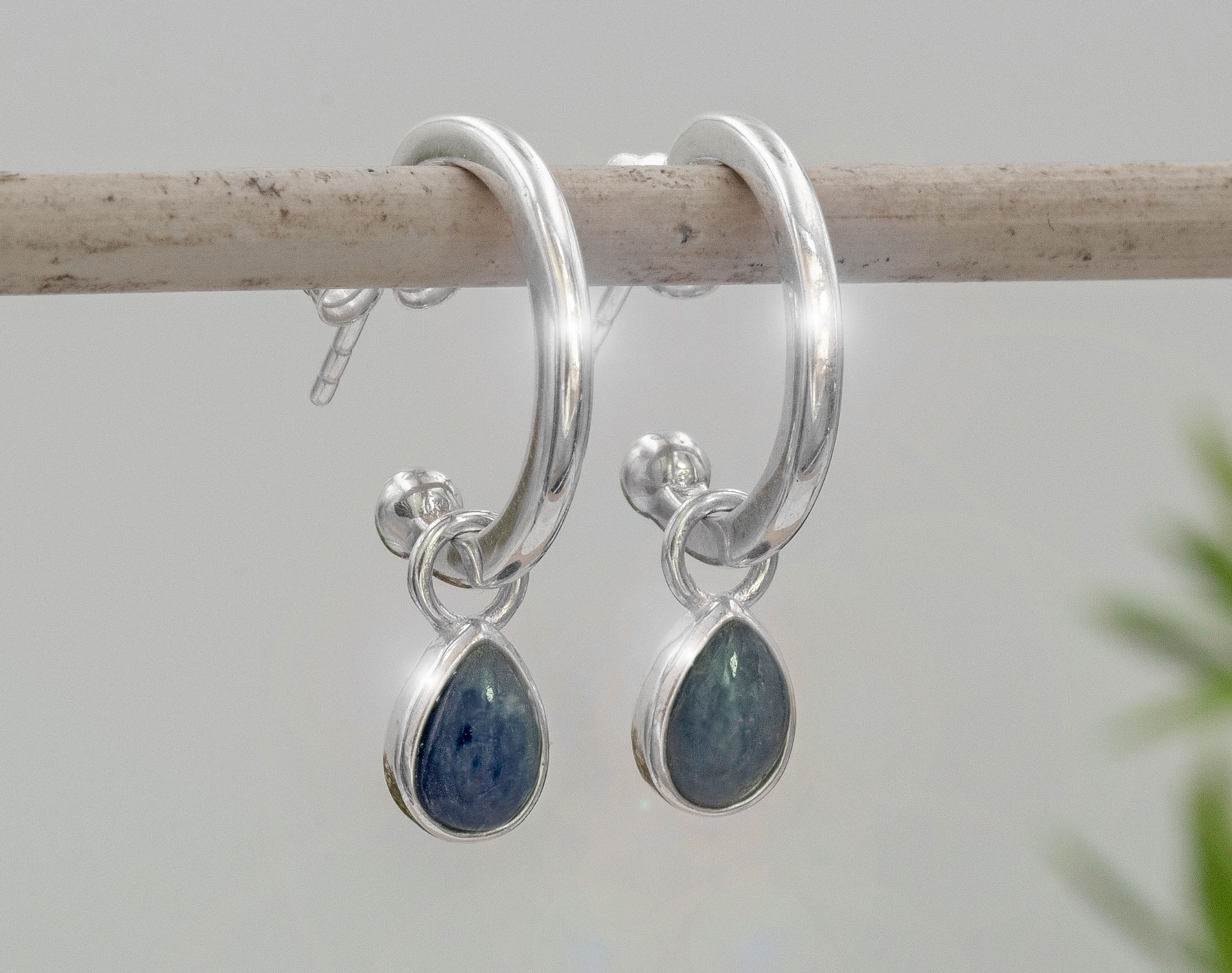 Bild von "Cabochon Tropfen". Saphir. Ohrcreolen. Silber 925