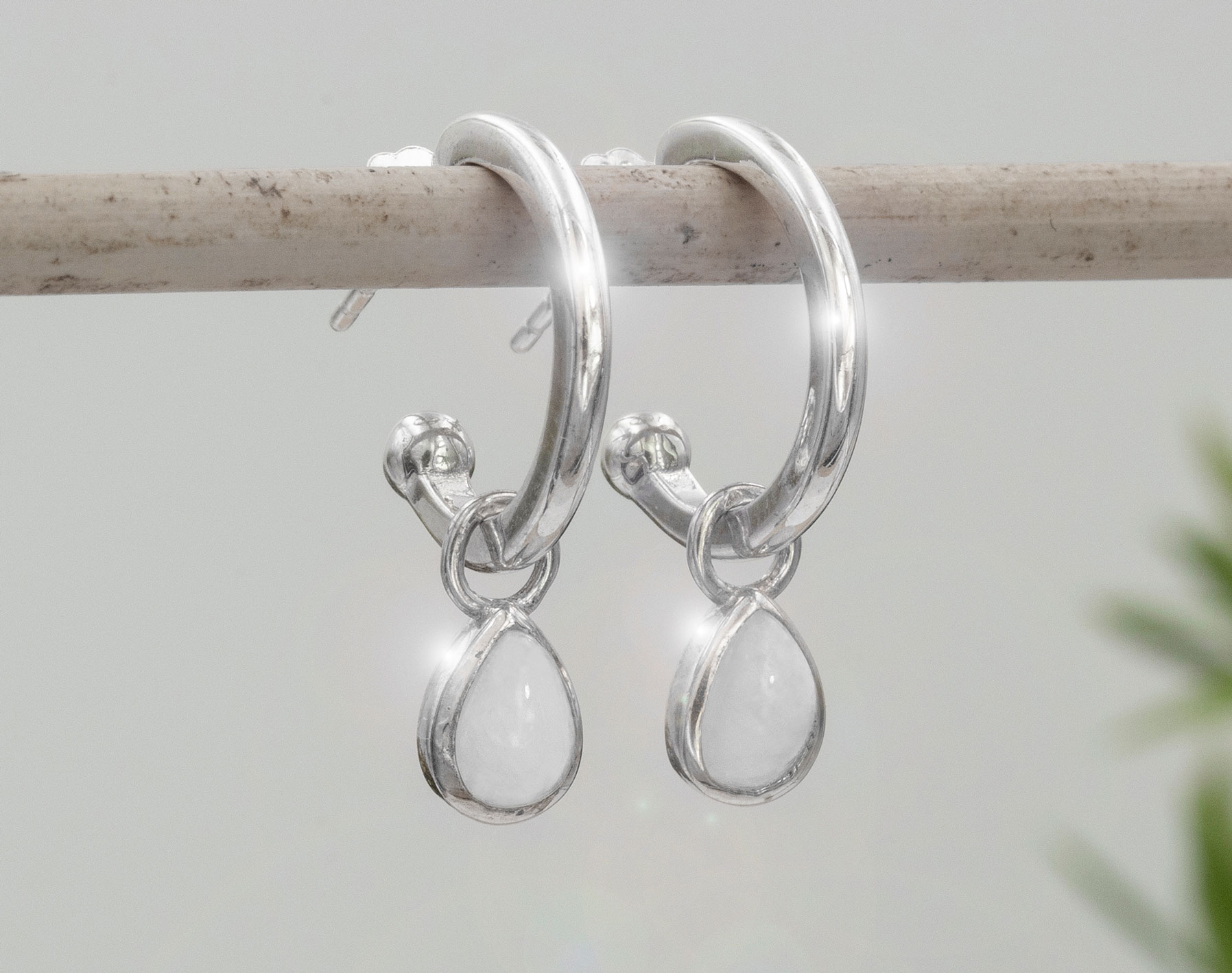 Bild von "Cabochon Tropfen". Mondstein weiss. Ohrcreolen. Silber 925