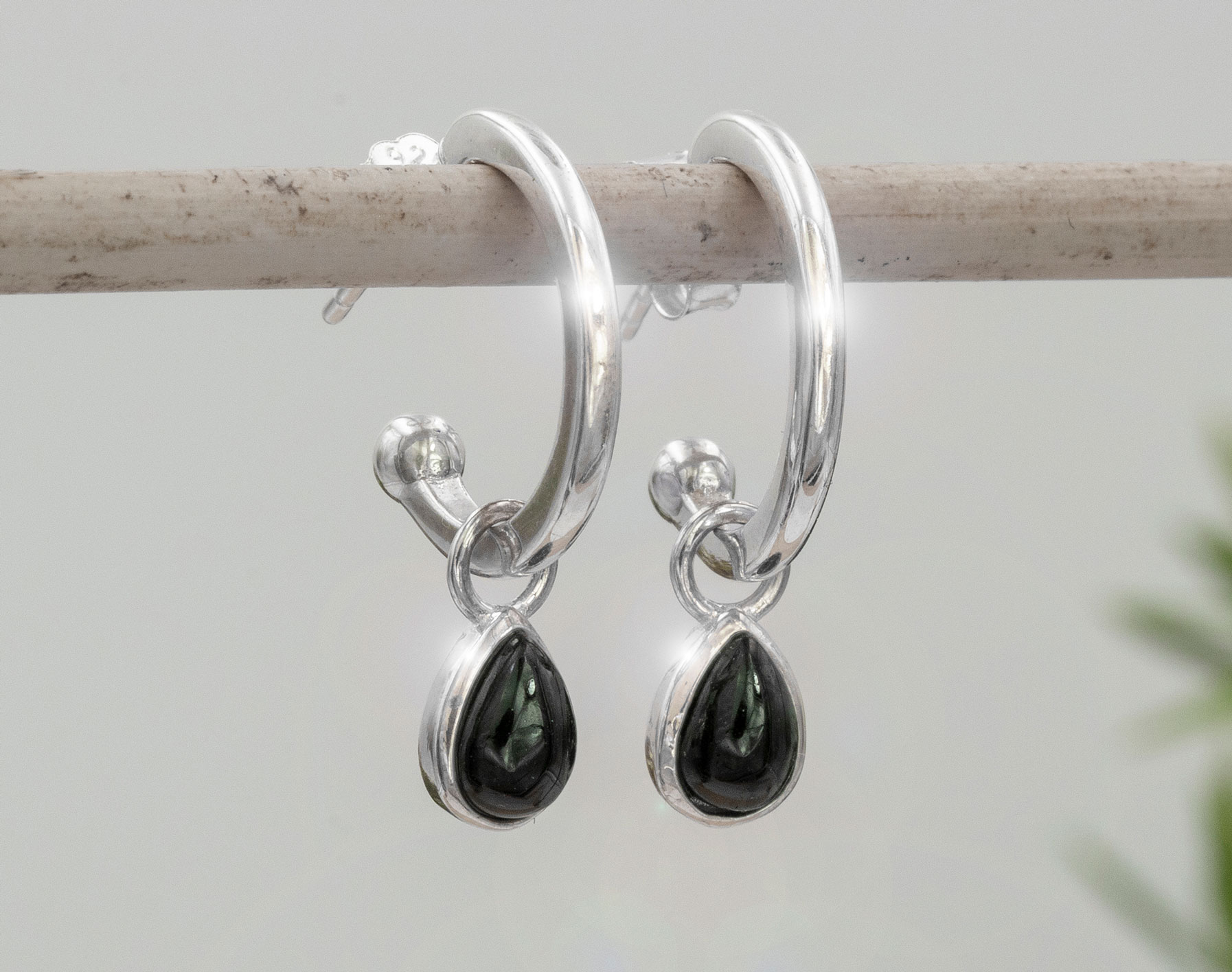 Bild von "Cabochon Tropfen". Turmalin schwarz. Ohrcreolen. Silber 925