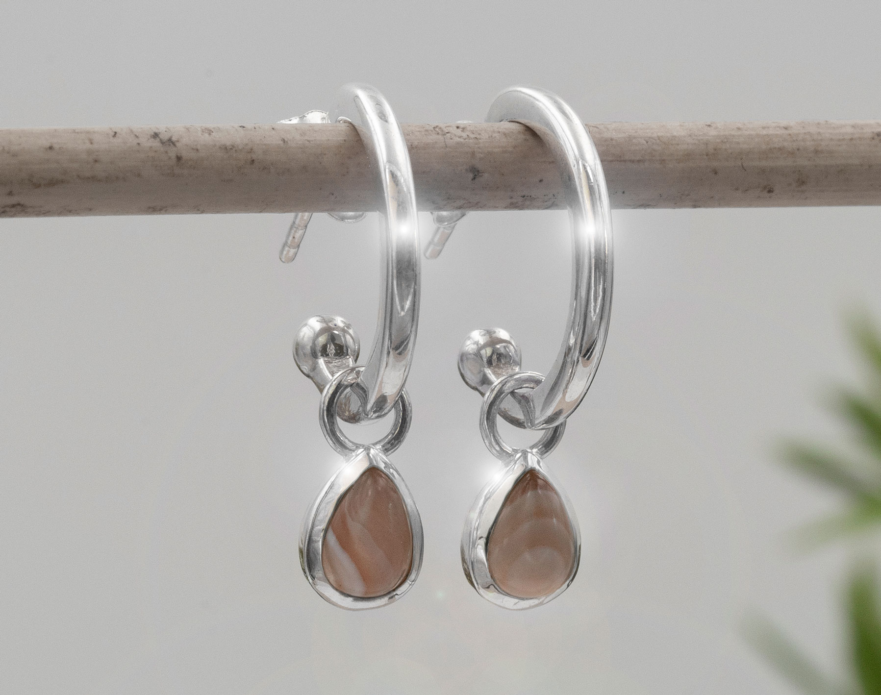 Bild von "Cabochon Tropfen". Botswana Achat. Ohrcreolen. Silber 925