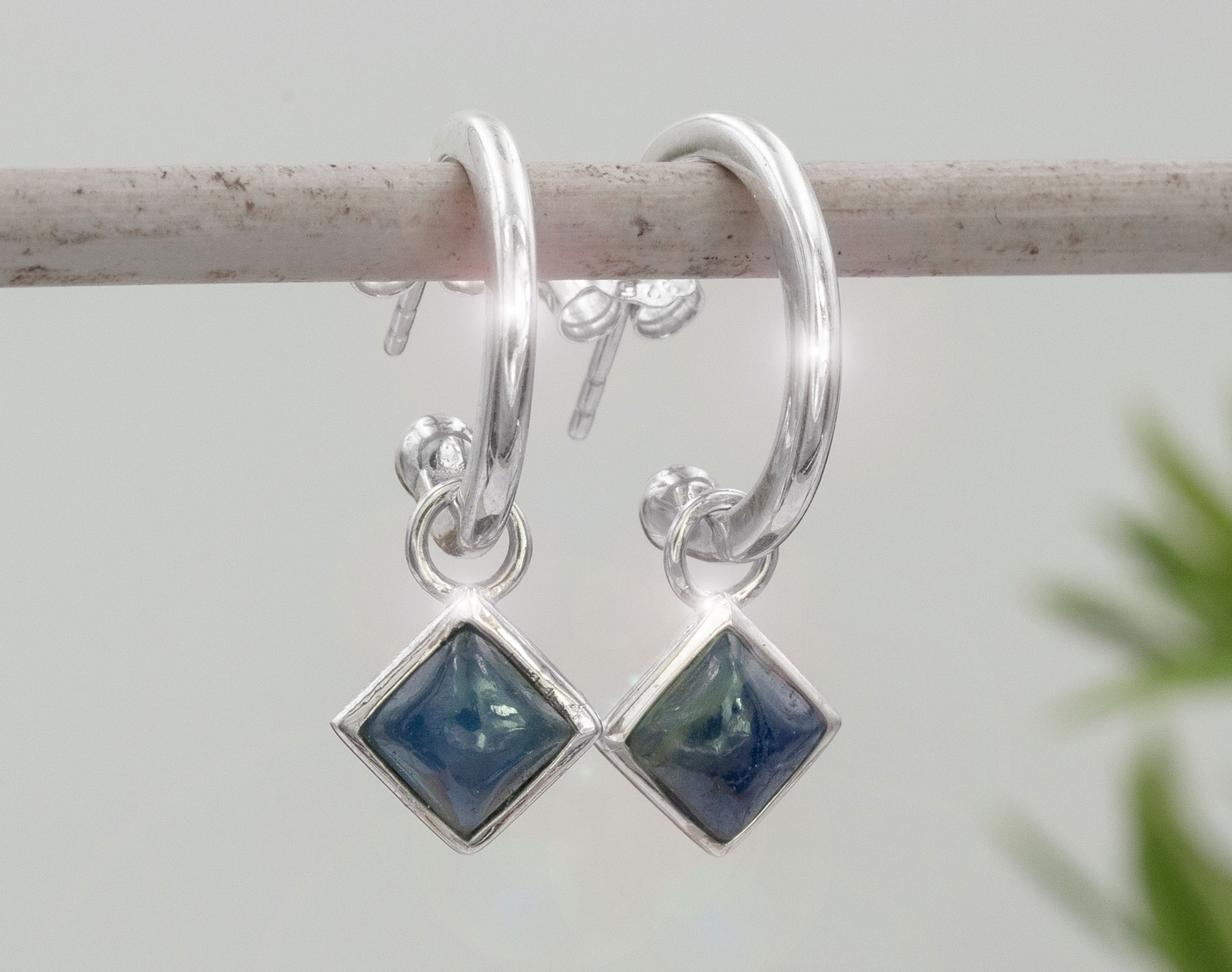 Bild von "Cabochon Quadrat". Saphir. Ohrcreolen. Silber 925