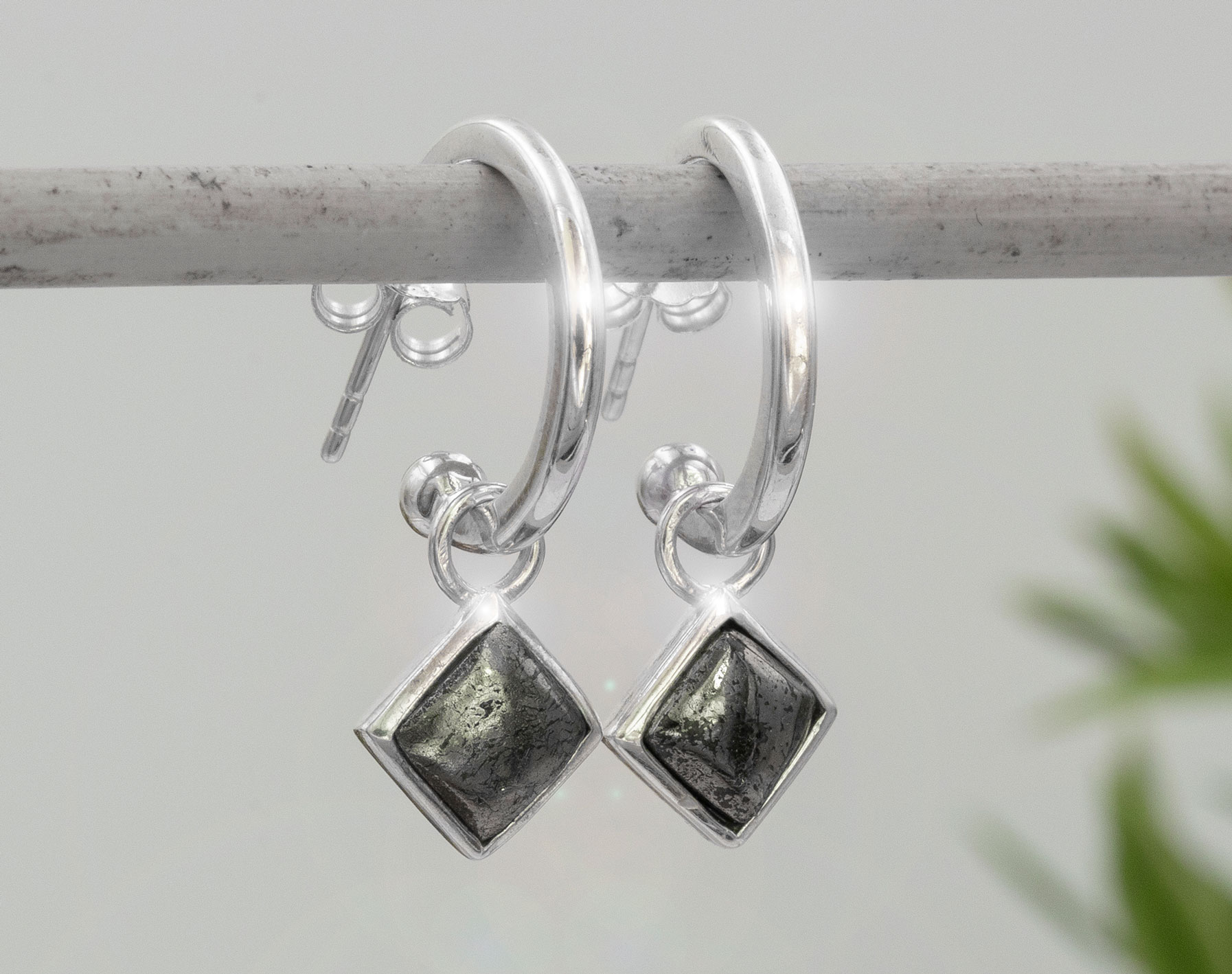 Bild von "Cabochon Quadrat". Pyrit. Ohrcreolen. Silber 925