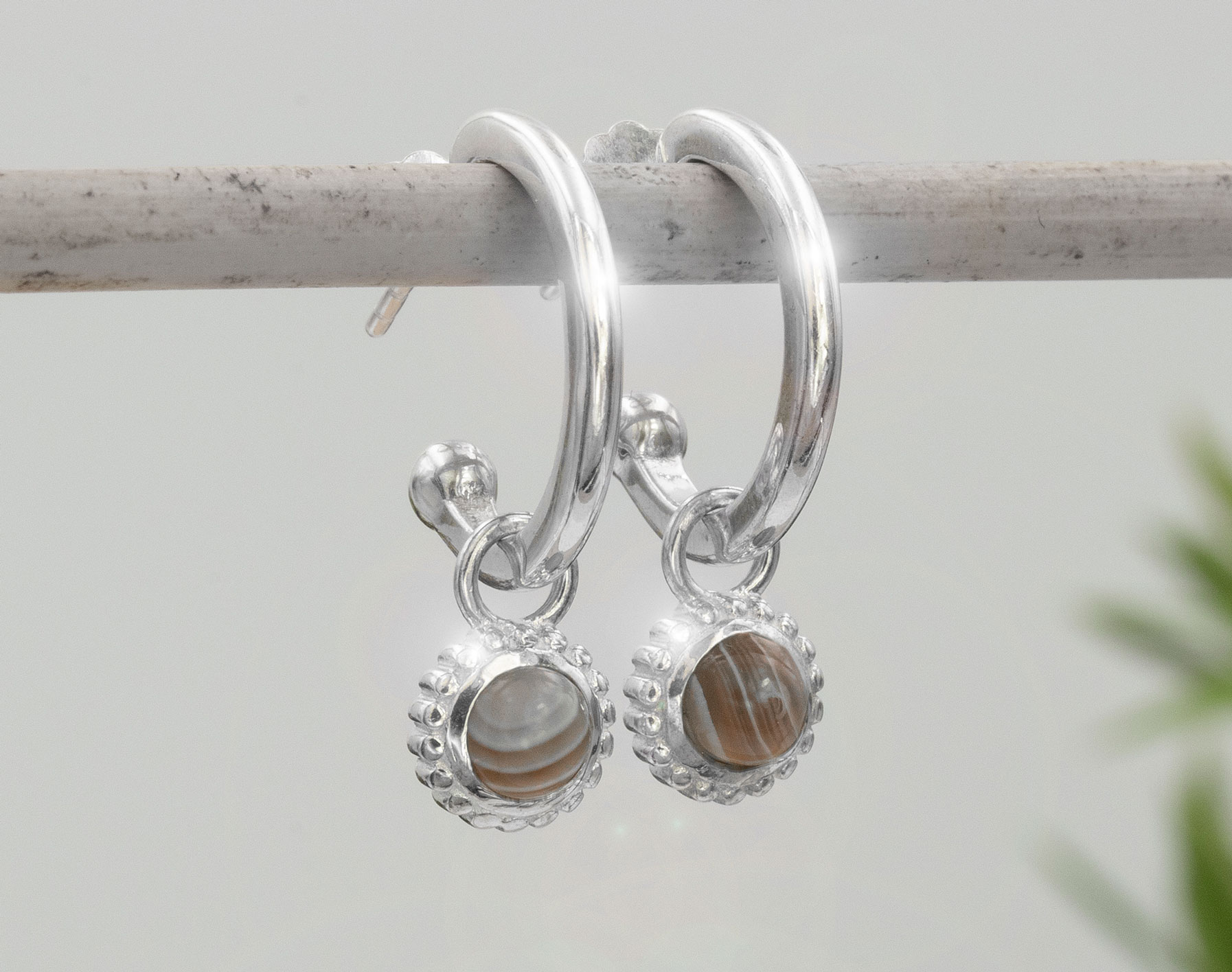 Bild von "Cabochon". Botswana Achat. Ohrcreolen. Silber 925