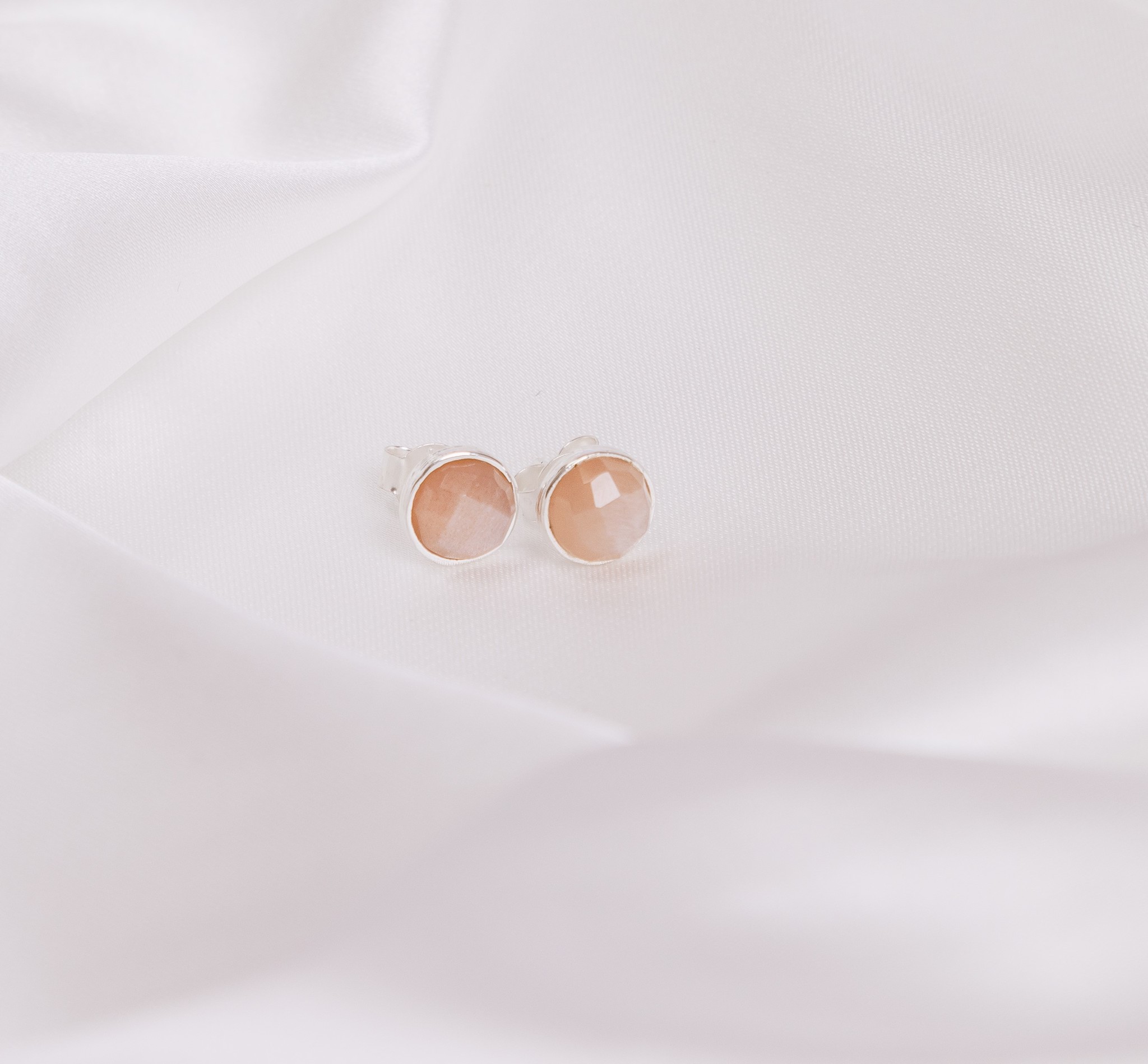 Bild von "Wave". Mondstein peach. Ohrstecker. Silber 925