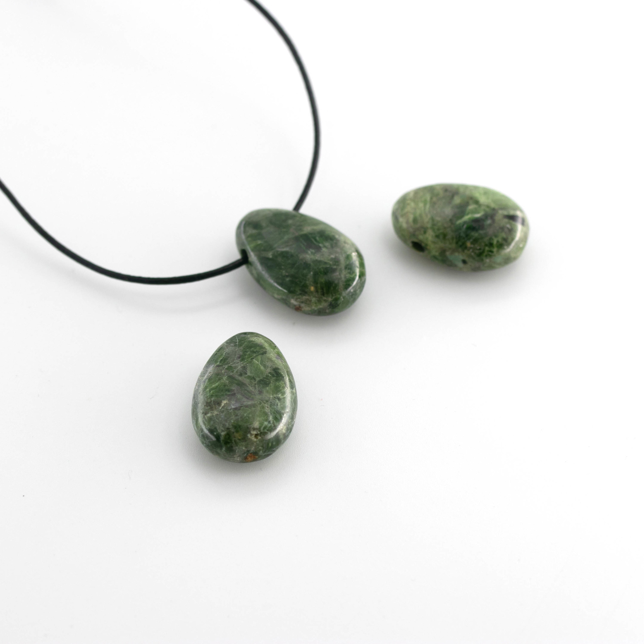 Bild von Diopsid Nugget-Tropfen 20x30mm mit 3mm Loch Anhänger