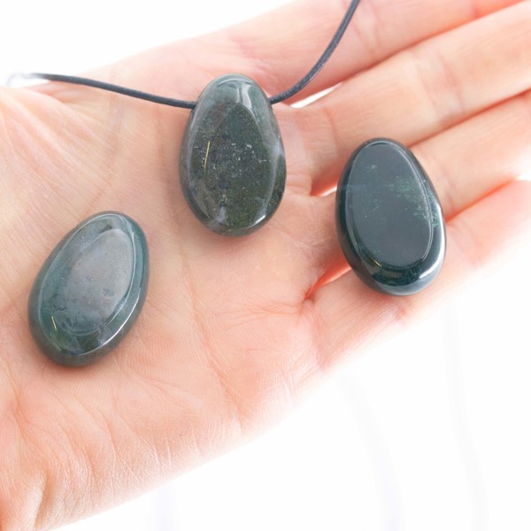 Bild von Grüner Jaspis Nugget-Tropfen 20x30mm mit 3mm Loch Anhänger 
