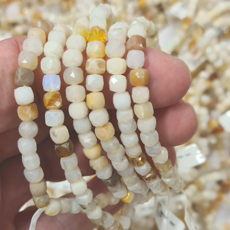 Opale sfaccettata. Cubo 4 mm Bracciale Extra, dall'Etiopia