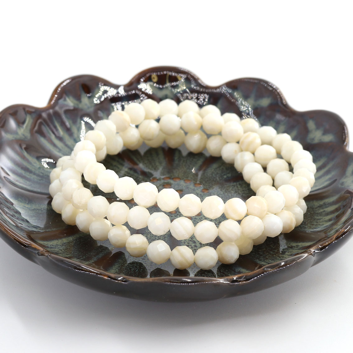 Madreperla sfaccettata. Bracciale di perline tonde da 6 mm