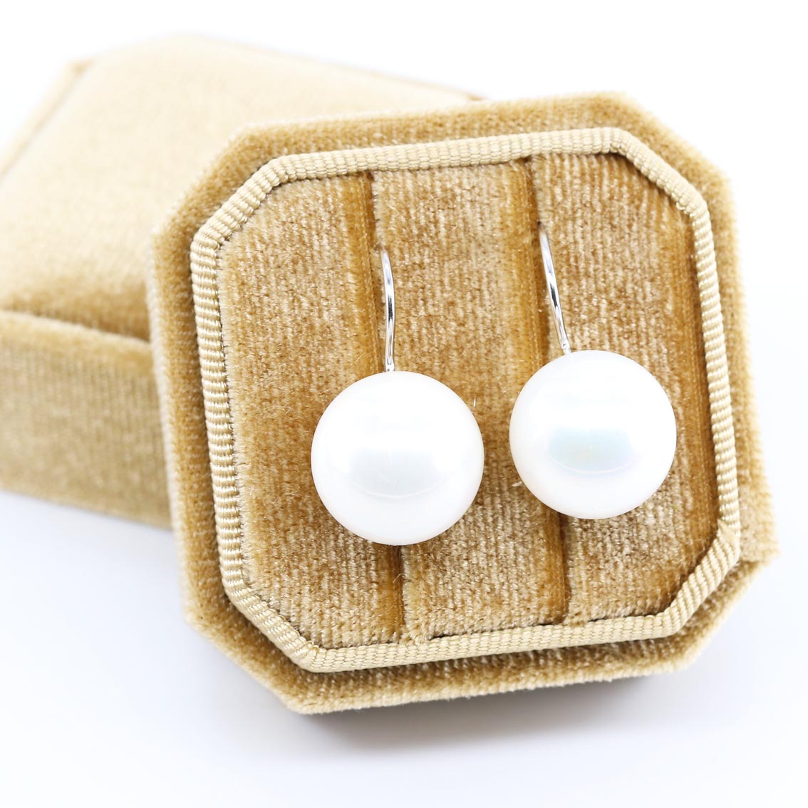 Bild von "Kugel". Muschelkern. Ohrringe. Silber 925-rhodiniert