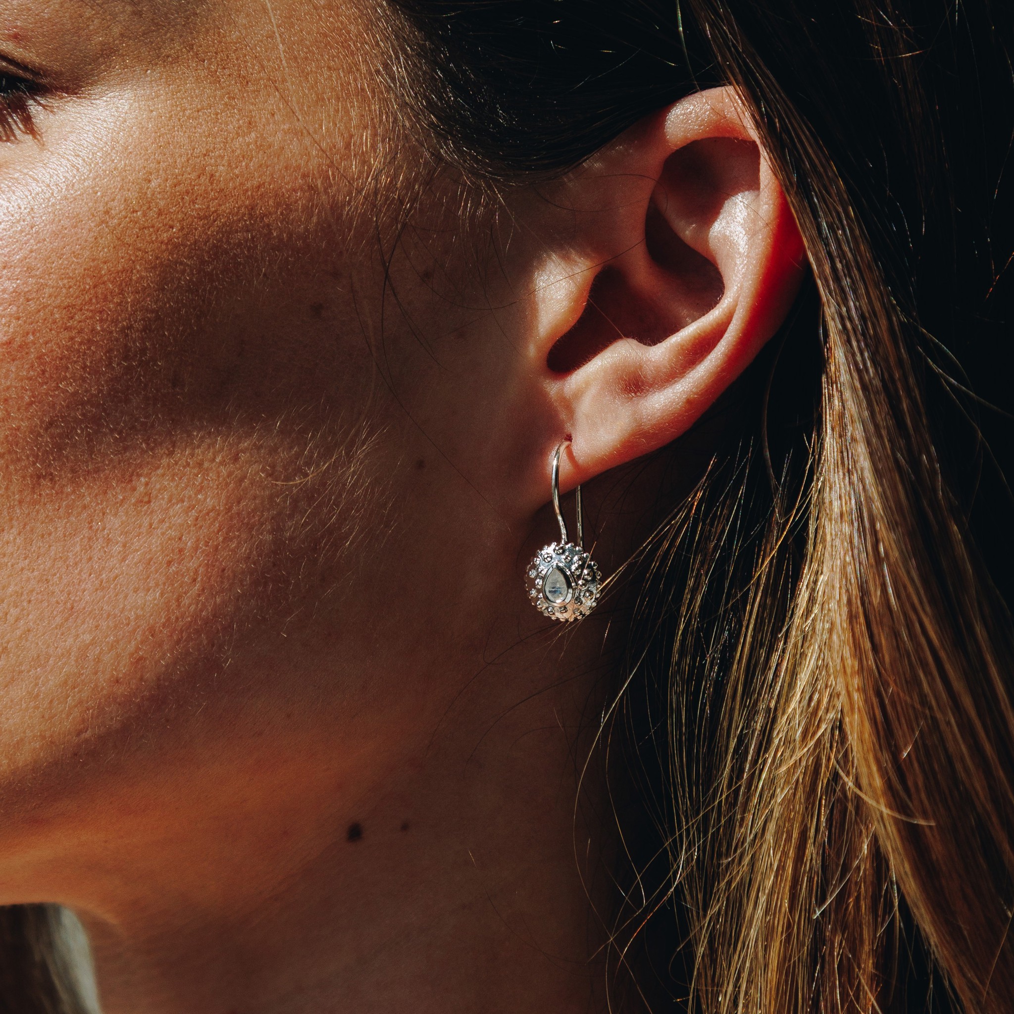 Bild von "Andalusian Drop". Regenbogen Mondstein. Ohrringe. Silber 925