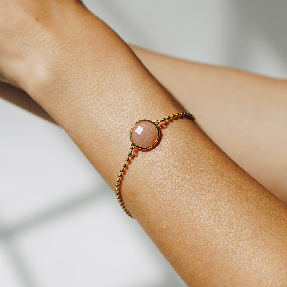 Bild von "Paris at night". Mondstein peach Armband, Messing-Vergoldet 18K